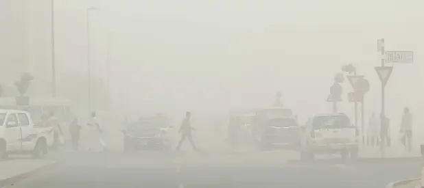  ?? — Photos by Juidin Bernarrd, Neeraj Murali ?? A dust storm sweeps across Al Quoz in Dubai on Friday. Light to heavy rains were also reported in various parts of Dubai, Sharjah and Al Ain.