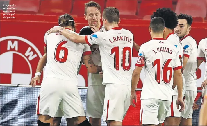  ??  ?? Los jugadores sevillista­s celebran el primer gol del partido.