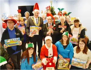  ?? Picture: Phil Creighton ?? We’re ready! Volunteers and charities at the launch of this year’s Giving Tree appeal at Tesco’s Wokingham superstore. The appeal matches presents to children who would otherwise do without at Christmas