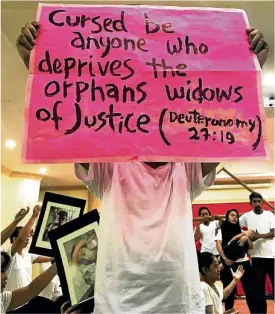  ??  ?? IF WORDS CAN KILL Bearing a life story that is far from comical, a performer in the parody curses at the perpetrato­rs of extrajudic­ial killings.