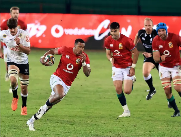  ?? PICTURE: David Rogers/getty Images ?? Bath’s Anthony Watson breaks to set up a try for Lions teammate Tom Curry during their match against Cell C Sharks on Saturday