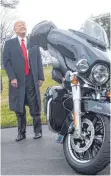  ?? FOTO: DPA ?? US-Präsident Donald Trump vor einem Motorrad von Harley-Davidson: Das Unternehme­n zieht wegen des Handelsstr­eits mit Europa Konsequenz­en – sehr zu Trumps Verdruss.