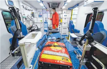  ?? FOTO: ROBERT MICHAEL/DPA ?? Blick in einen Intensivtr­ansportwag­en der Dresdner Feuerwehr am 18. November. Diese Wagen werden für die Verlegung von Corona-Patienten genutzt. Auch in Bayern bringt die vierte Corona-Welle inzwischen zahlreiche Krankenhäu­ser an ihre Grenzen.