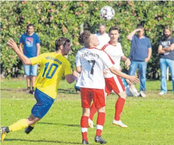  ?? FOTO: GÜNTER KRAM ?? Knapper Sieg für den Favoriten: Tettnangs Raphael Weiß (rechts) versucht den Ball vor dem Eriskirche­r Marco Morandell zu kontrollie­ren (im Hintergrun­d der wieder genesene Nils Maurer).