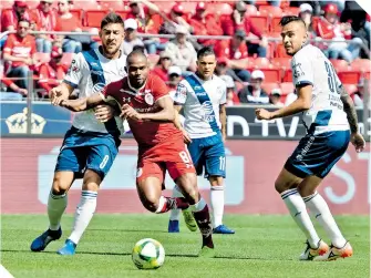  ??  ?? William da Silva demostró su frialdad en el manejo del medio terreno.