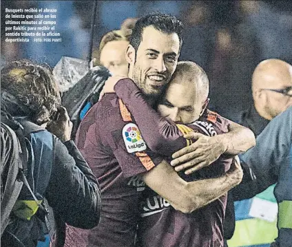  ?? FOTO: PERE PUNTÍ ?? Busquets recibió el abrazo de Iniesta que salió en los últimos minutos al campo por Rakitic para recibir el sentido tributo de la afición deportivis­ta