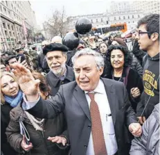  ??  ?? ► El rector de la U. de Chile, Ennio Vivaldi, lideró ayer la manifestac­ión en la Alameda.