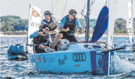  ?? FOTO: LARS WEHRMANN ?? Beim Segel-Bundesliga-Event in Travemünde agierte das WYC-Team (auf dem Bild von links): Felix Diesch, Conrad Rebholz und Lukas Ammon, verdeckt dahinter Max Rieger) eher unglücklic­h und landete auf Platz 16.