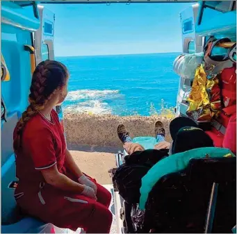  ??  ?? In spiaggia L’anziano sulla barella e accanto la volontaria davanti al mare nella foto diffusa dalla Croce Rossa