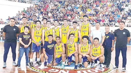  ?? TAMPO NGA HULAGWAY ?? ■ THIRD PLACER. Ang kinatibuk-ang puwersa sa University of Cebu (UC) Webmasters nga milangkat sa ikatulong puwesto sa bag-o lang natapos nga Kadayawan Invitation­al Basketball Championsh­ips sa Davao City.