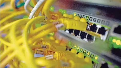  ?? FOTO: BALK/DPA ?? Klassische Kabelverbi­ndungen ins Internet sind zuverlässi­g, sorgen aber leicht für Kabelsalat.