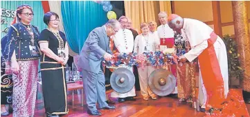  ??  ?? Uggah and Turkson jointly hit gongs to open the congress. Poh is on Uggah’s left, while Marino is on Turkson’s right. – Photos by Muhd Rais Sanusi