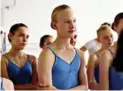  ??  ?? GIRL Caméra d’or du Festival de Cannes, le film de Lukas Dhont (en salles le 10 octobre) s’intéresse à la formation de ballerine de Lara, fille née dans un corps de garçon, jouée par Victor Polster, primé pour son interpréta­tion.