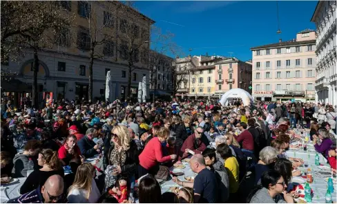  ?? TI-PRESS ?? Piazza Manzoni gremita