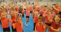  ?? (Photos DR) ?? Les enfants des activités dites « acrobatiqu­es et d’expression » ont réalisé diverses démonstrat­ions, pour le plus grand plaisir des parents présents dans les tribunes de la salle Baquet.