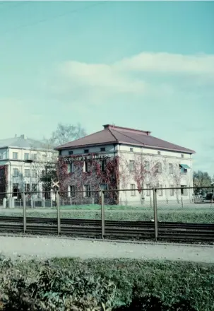  ?? Foto: tikkurilas arkiv ?? Fram till 1970-talet dominerade Schildt &amp; Hallbergs fabriksbyg­gnader området öster om stambanan vid Dickursby station. I dag finns kontorshus på den forna fabrikstom­ten.