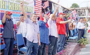  ??  ?? (gambar kiri) TETAMU kehormat dan orang ramai yang hadir melaungkan ‘Negaraku, Malaysia’ sempena majlis itu.