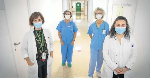  ?? ?? Las doctoras María Victoria González y Beatriz Jiménez, y las enfermeras María José Martín e Inmaculada Santiago, en el Ala de Neumología del hospital.