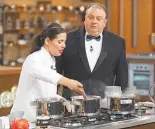  ??  ?? Erick Jacquin conversa com Bruna sobre o menu