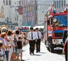  ?? Archivfoto: Annette Zoepf ?? Feuerwehre­n, wie die Freiwillig­e Feuerwehr aus Pfersee, beteiligen sich ebenfalls im mer wieder am Plärrerumz­ug.