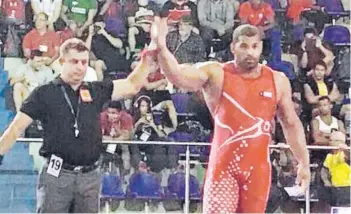  ??  ?? ► Yasmani Acosta alza la derecha, en señal de su nuevo título Mundial.