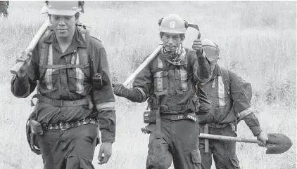  ?? RICHARD LAM, VANCOUVER SUN ?? A firefighte­r from the Esketemc First Nation gives the thumbs-up after finishing a day of fighting the Soda Creek fire in July. A letterwrit­er suggests that communitie­s should organize to protect themselves from wildfires.