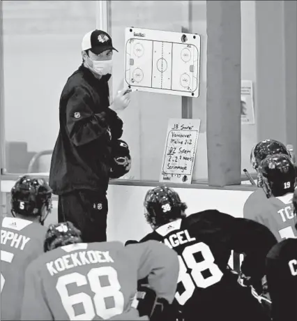  ?? BRIAN CASSELLA/CHICAGO TRIBUNE PHOTOS ?? Blackhawks coach Jeremy Colliton talks his players as practice resumes in July at Fifth Third Arena.