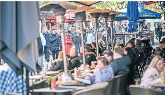  ?? RP-FOTO: ANDREAS BRETZ ?? Dieses Bild ist typisch für viele Düsseldorf­er Straßen und Gastronomi­en. Es ist wieder voller in den Lokalen – wie hier an der Bolker Straße.