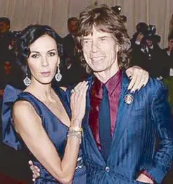  ??  ?? Designer L’Wren Scott with her longtime boyfriend, rock superstar Mick Jagger