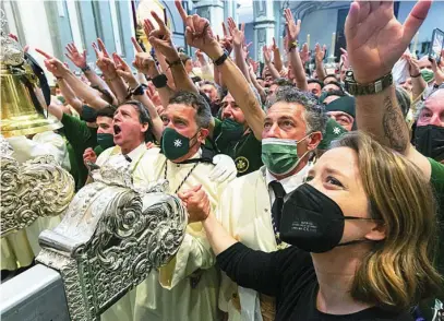  ?? GTRES ?? Antonio Banderas, fiel a su hermandad del Domingo de Ramos, junto a María Casado