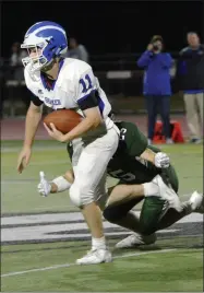  ?? STAN HUDY/THE SARATOGIAN ?? Shaker quarterbac­k Joey Mirabile wasn’t afraid to pull the ball down and head up the field when needed Friday against Shenendeho­wa.