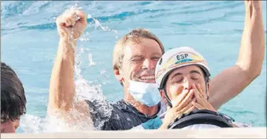  ??  ?? Maialen y Xabi Etxaniz, entrenador y marido de la donostiarr­a, en el agua para celebrar la medalla.