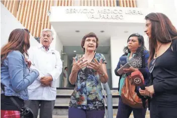  ??  ?? La representa­nte de la fundación a cargo del hogar, María Luisa Sepúlveda (al centro).