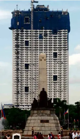  ?? —FILE PHOTO ?? Torre de Manila behind the Rizal Monument.