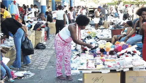  ?? FILE ?? Vendors and shoppers in the heart of downtown Kingston.