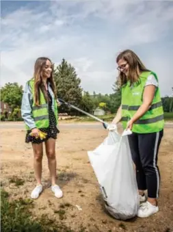  ?? FOTO SVEN DILLEN ?? In totaal verzamelde­n de studenten gisteren tien volle zakken met zwerfvuil.