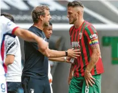  ?? Foto: Kolbert‰Press ?? Markus Weinzierl vertraut weiterhin Jeffrey Gouweleeuw als Kapitän. Eine feste Hie‰ rarchie ist dem FCA‰Trainer wichtig.