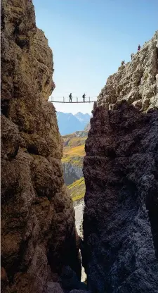  ??  ?? Ponti I ponti e alcuni passaggi della ferrata sulla Croda dei Toni (foto: Nicola Bombassei e Manni Kostner)