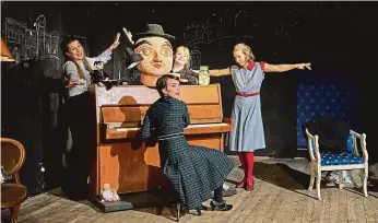  ?? FOTO KIVA ?? Kafkovy sestřičky s bráškou u piana. Barbora Kubátová, Lucie Flemrová a Anežka Kubátová.