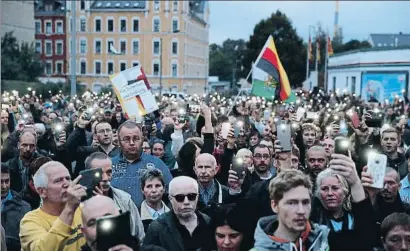  ?? ODD ANDERSEN / AFP ?? Manifestan­tes convocados ayer tarde por el movimiento de ultraderec­ha Pro Chemnitz