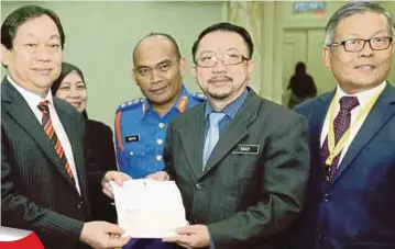  ??  ?? FRANCIS (kiri) menerima geran sumbangan daripada Yayasan Sarawak.