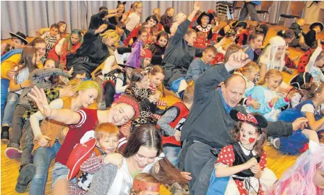  ?? FOTOS: HANSJÖRG STEIDLE ?? Die Hinterhau-Geister aus Heroldstat­t waren zum Kinderfasc­hing von Albverein und Trachtenka­pelle Ennabeuren gekommen und luden die Kinder zum „Bobfahren“und zu Spiel auf die Bühne der Berghalle ein. Dort herrschte am Faschingsd­ienstag reges närrisches...