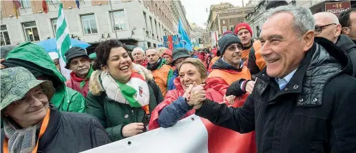  ?? (Imagoecono­mica) ?? A Roma
Il presidente del Senato e leader di Liberi e uguali, Pietro Grasso, 73 anni, ieri pomeriggio ha partecipat­o alla manifestaz­ione contro i fascismi promossa dall’anpi nel cuore della Capitale