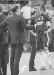  ??  ?? Ronaldo duke parë nga Alegri i përlotur