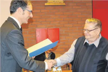  ?? FOTO: SABINE FELKER ?? Bürgermeis­ter Clemens Maier (links) dankt Gerhard Appenzelle­r für seinen jahrzehnte­langen Einsatz für die Gemeinscha­ft.