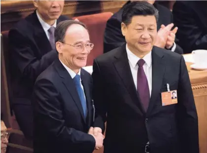  ?? AFP ?? Momento en que Wang Qishan (izquierda) es elegido como vicepresid­ente. Los analistas estiman que su designació­n será clave para Xi Jinping (derecha) y para manejar las relaciones con Estados Unidos.