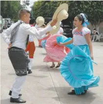  ?? LUPITA TOLEDO ?? Los integrante­s del ballet folclórico Ehécatl.