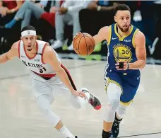  ?? FOTO ČTK/AP ?? Stephen Curry uniká svému bratru Sethovi ve třetím finále Západní konference, v němž Golden State porazil Portland 110:99