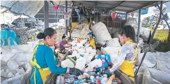  ?? AFP ?? ACOPIO. Trabajador­es reciclan plástico en la provincia de Heredia.