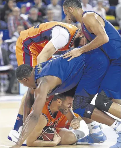  ?? VALENTÍ ENRICH ?? Seraphin y Hanga, Dubljevic y San Emeterio (con el balón), luchan ayer en el Palau Blaugrana.